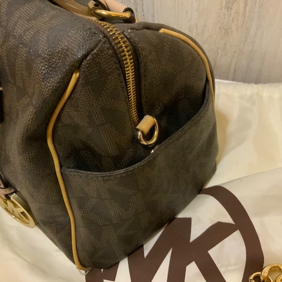 Michael Kors logo Cross Body Bag - Picture 6 of 11